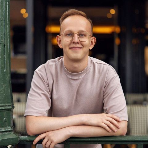 Преподаватель, автор программы курса  Выпускник Harvard University по направлению «Machine learning», спикер образовательных мероприятий в Сколково
